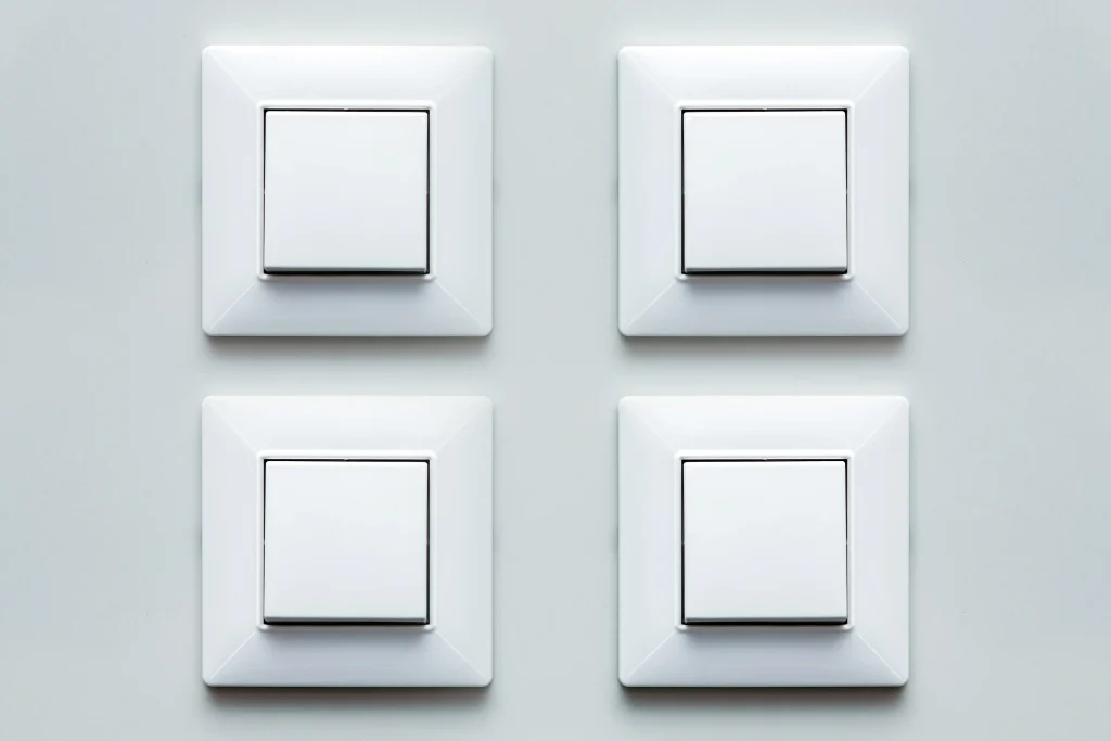Representación de la colocación, calidad, color, forma y diseño de los interruptores de la marca Simon.