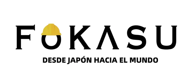 Fondo blanco con la palabra Fokasu en color negro y un casco amarillo en la O que es una empresa que trabaja con luminaria.