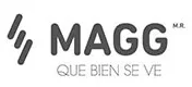 Fondo blanco con la palabra MAGG y líneas a lado en color gris que es una empresa que trabaja con luminaria.