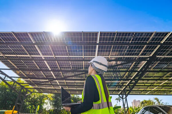 Sistemas Solares Autónomos: Iluminación Exterior con Diseño, Seguridad y Máxima Eficiencia Energética